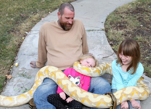 Eric leblanc, eric leblanc photo, america, children with snake, kids with python, kids with lizard, animals home, reptile lovers, california, dangerous pet, children playing with snakes, play with python, weird family, amazing, coolest dad