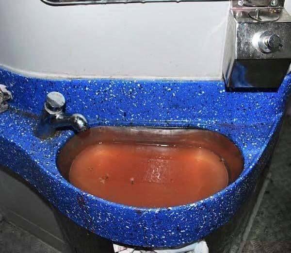 mahamana express, mahamana express photo, india, stupid, indian, news, up people, uttar pradesh, varanasi, dumb passengers, north india, stupid indian, bihari, bizzare