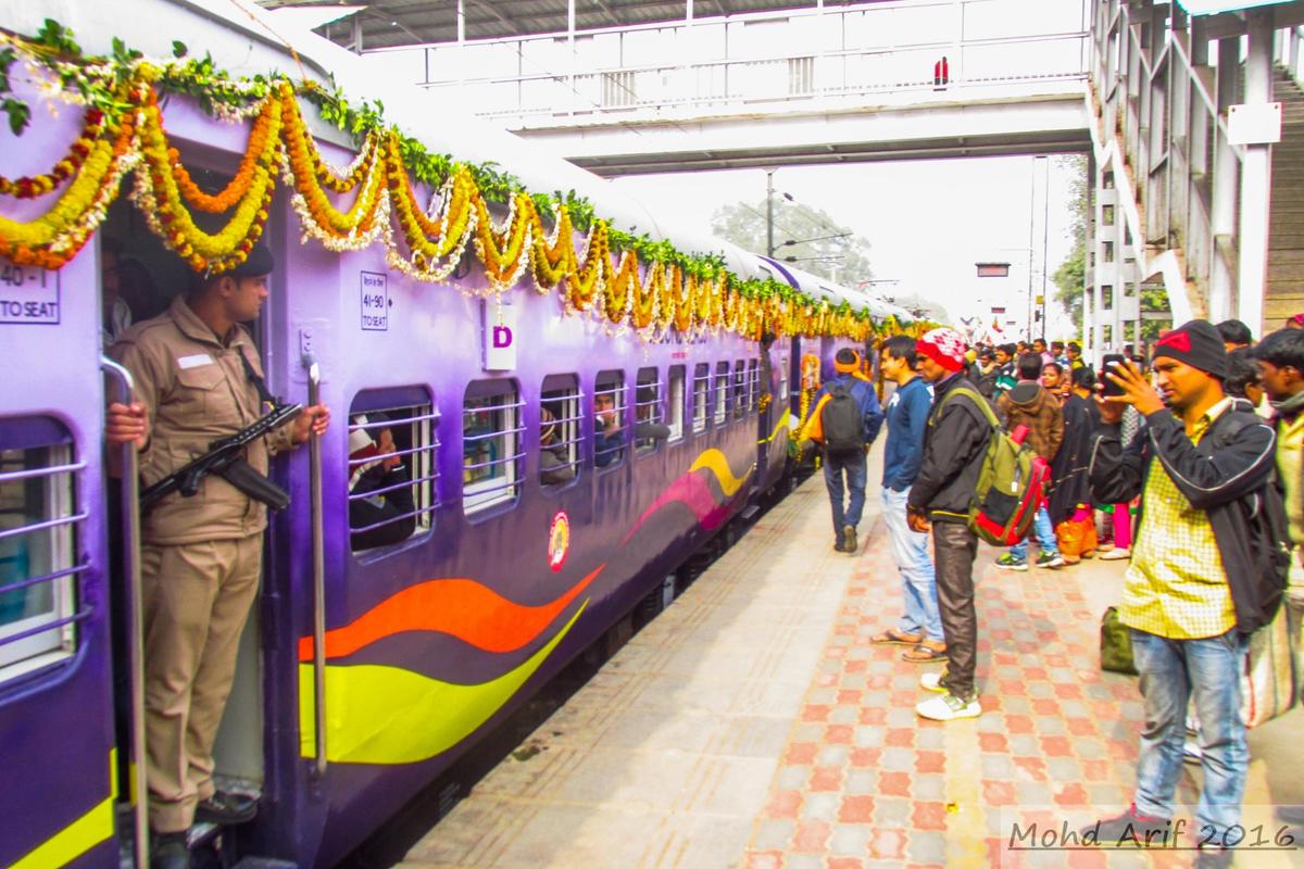 Mahamana express, mahamana express photo, india, stupid, indian, news, up people, uttar pradesh, varanasi, dumb passengers, north india, stupid indian, bihari, bizzare