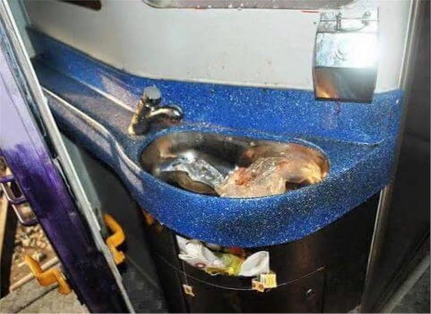 mahamana express, mahamana express photo, india, stupid, indian, news, up people, uttar pradesh, varanasi, dumb passengers, north india, stupid indian, bihari, bizzare