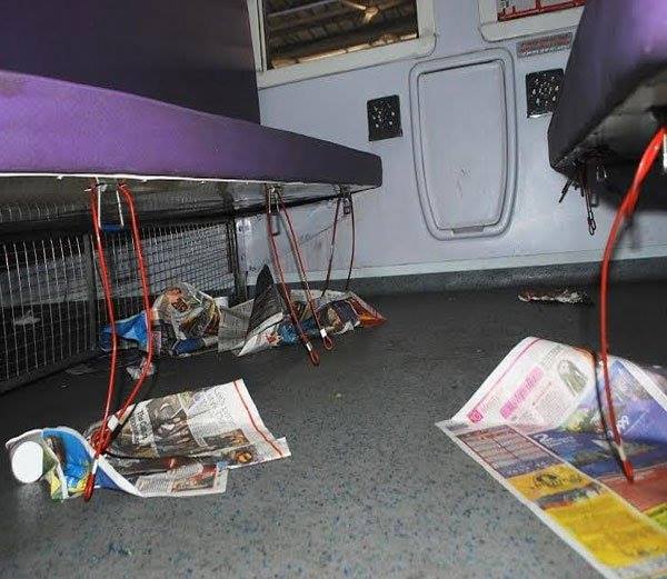 mahamana express, mahamana express photo, india, stupid, indian, news, up people, uttar pradesh, varanasi, dumb passengers, north india, stupid indian, bihari, bizzare, indian rail, indian railways