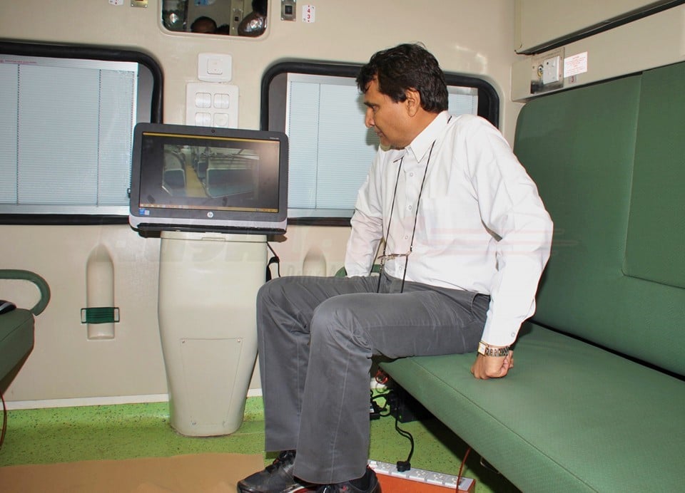mahamana express, mahamana express photo, india, stupid, indian, news, up people, uttar pradesh, varanasi, dumb passengers, north india, stupid indian, bihari, bizzare, indian rail, indian railways