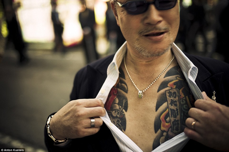 yakuza, sejarah yakuza, yakuza history, yakuza game, yakuza clothing, yakuza sushi, yakuza 3, yakuza finger, yakuza vs triad, japan, japanese, underworld, crime, gangsters, japanese gangsters, yakuza tattoo