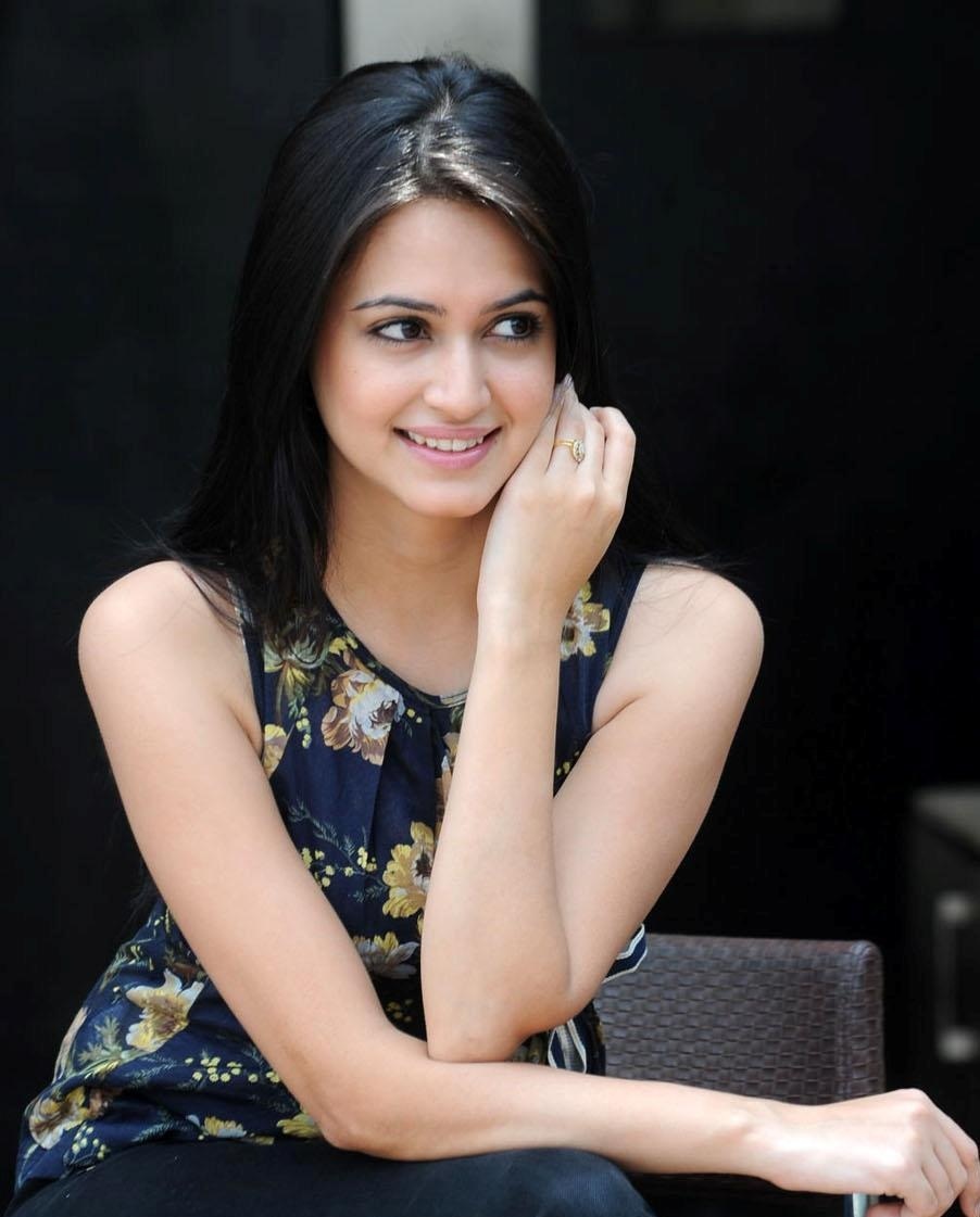 Kriti kharbanda wallpapers,kriti kharbanda hot pics,kriti kharbanda sexy pics,kriti kharbanda latest pics,kriti kharbanda movie,kriti kharbanda hot photo