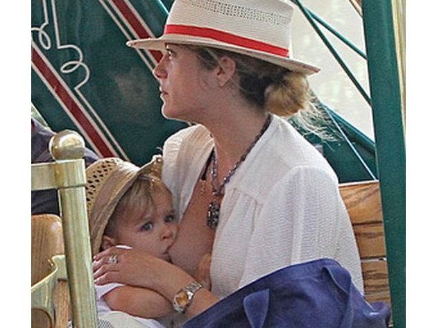 breastfeeding, celebrity breastfeeding, celebs breast, celebs boobs, instagram, brelfie, celebrity moms, breastfeeding selfies, social media, buzz, viral