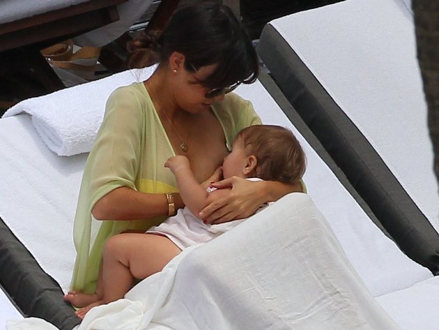 breastfeeding, celebrity breastfeeding, celebs breast, celebs boobs, instagram, brelfie, celebrity moms, breastfeeding selfies, social media, buzz, viral