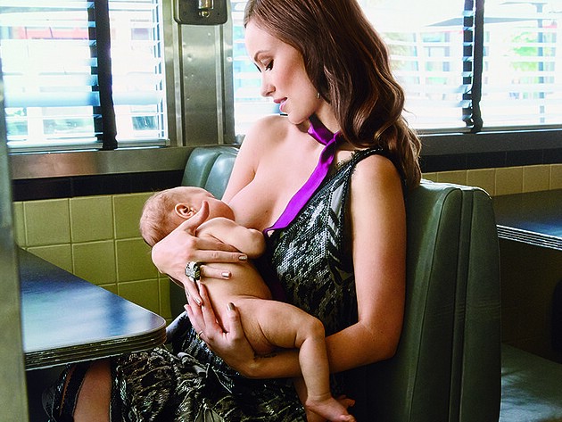 Celebs Who Took Breastfeeding Photo in Public Brelfie (6)