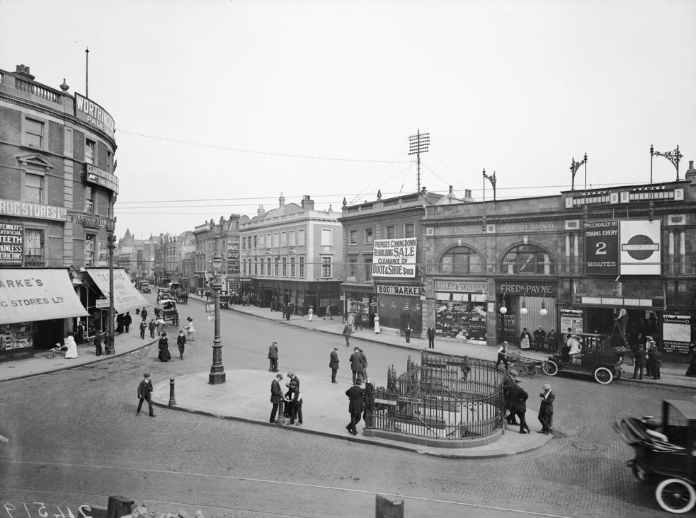 Downtown london old photo, ,london ,london old photo,london old pics,never seen london ,unseen photo london ,unseen london, london tram