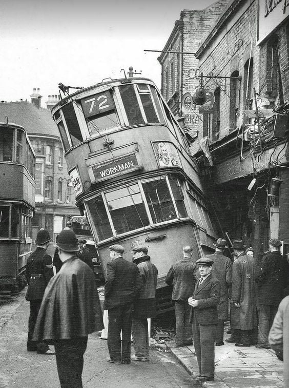 Downtown london old photo, ,london ,london old photo,london old pics,never seen london ,unseen photo london ,unseen london, london tram