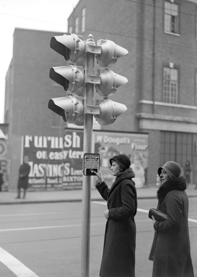 Downtown london old photo, ,london ,london old photo,london old pics,never seen london ,unseen photo london ,unseen london, london tram