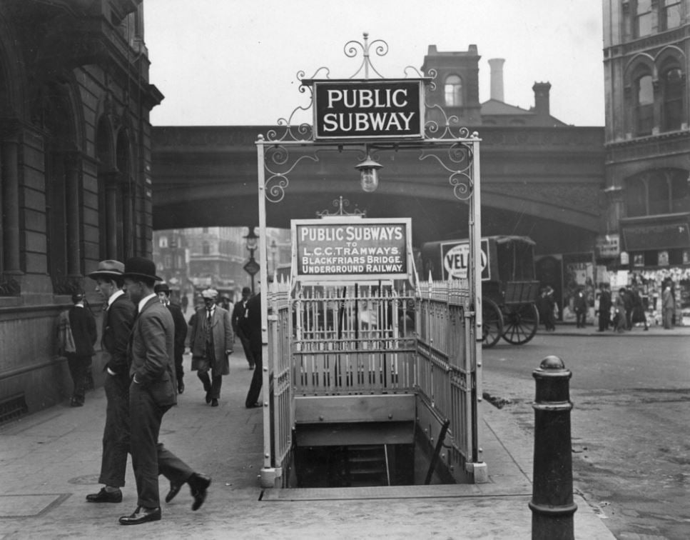 Downtown london old photo, ,london ,london old photo,london old pics,never seen london ,unseen photo london ,unseen london, london tram