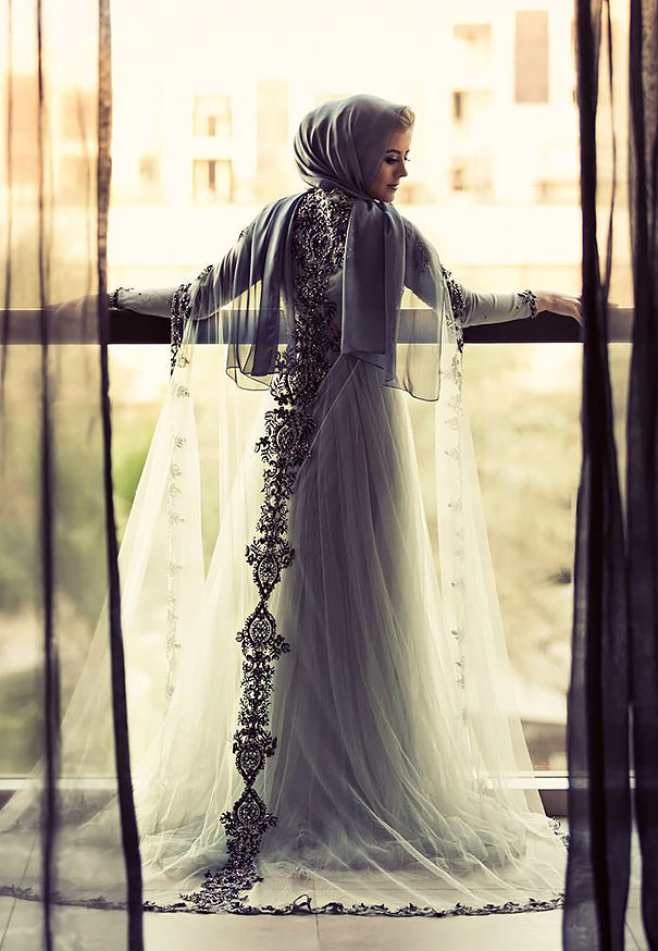 thing brides wear on their leg