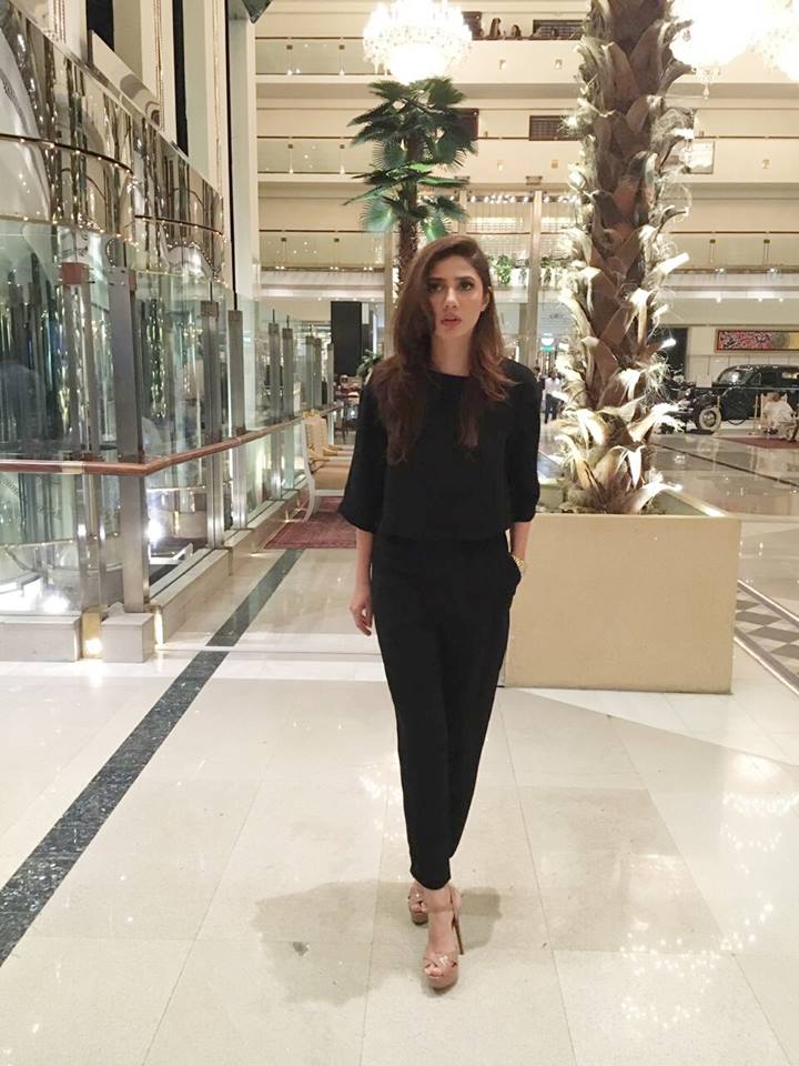 mahira khan wallpapers,mahira khan hot pics,mahira khan sexy pics,mahira khan latest pics,mahira khan movie,mahira khan hot photo,raees actress, raees movie wallpaper , raees movie