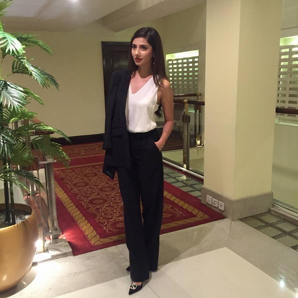 Mahira khan wallpapers,mahira khan hot pics,mahira khan sexy pics,mahira khan latest pics,mahira khan movie,mahira khan hot photo,raees actress, raees movie wallpaper , raees movie