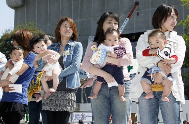 japanese festivals, japan, asia, tokyo, crying baby festival, weird, temple, nakizumo festival, worlds strangest festivals