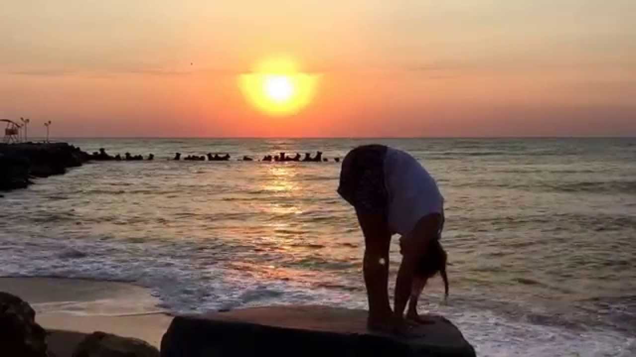 Hand to foot pose, pada hastasana, surya namaskar pose 3, sun salutation step 3