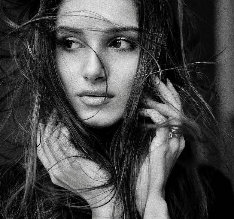 Tara Sutaria Age, Height, Bio, Family, Boyfriend, Songs ...