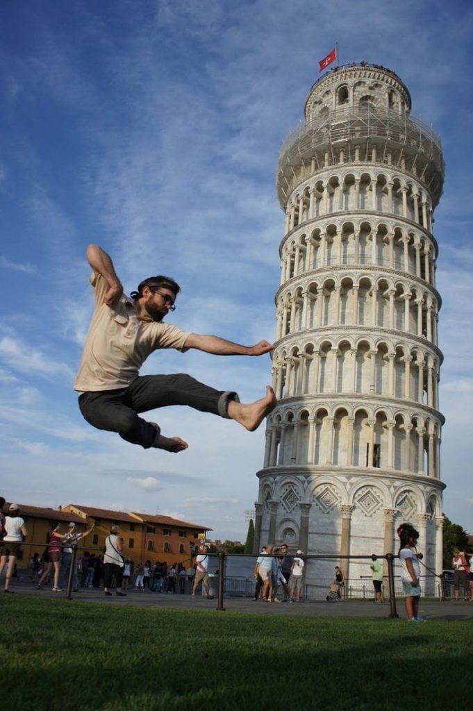 30+ Awesome Funny Creative Photos | Tourist Having Fun with Leaning Tower  of Pisa | Reckon Talk