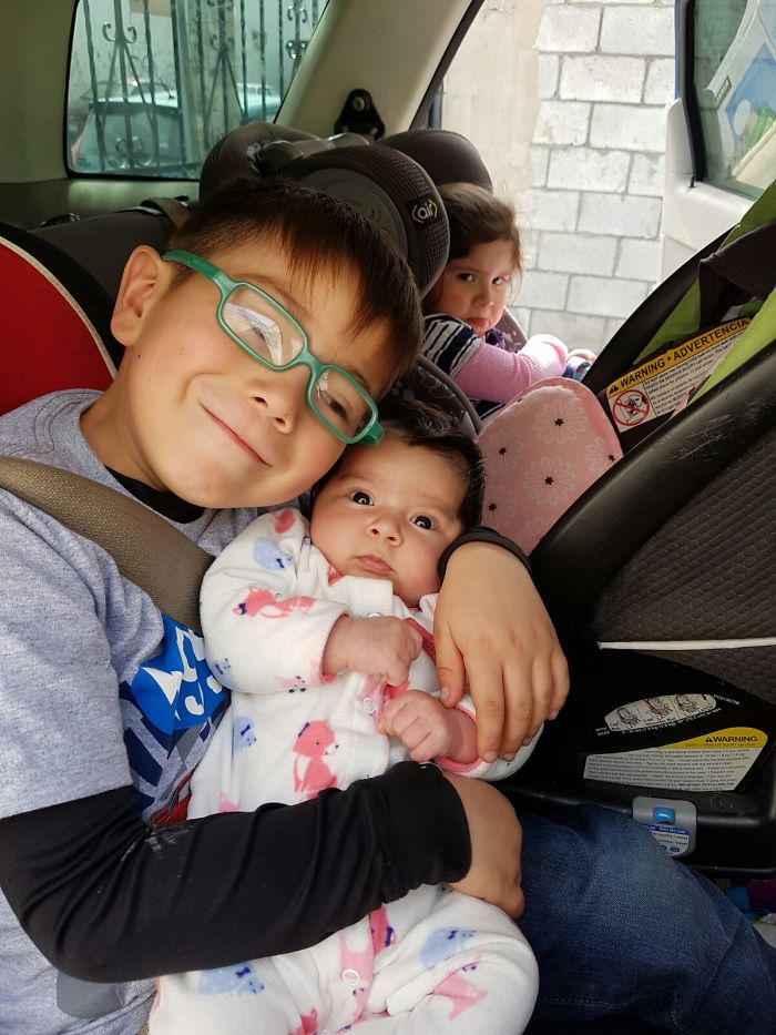 kids, funny, lol, sibling, sibling rivalry, babysitting, family, kids reactions, hold a baby, hilarious, awkward family photos, funny photos