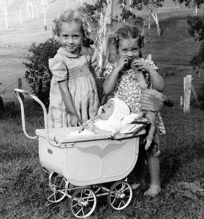 kids, funny, lol, sibling, sibling rivalry, babysitting, family, kids reactions, hold a baby, hilarious, awkward family photos, funny photos