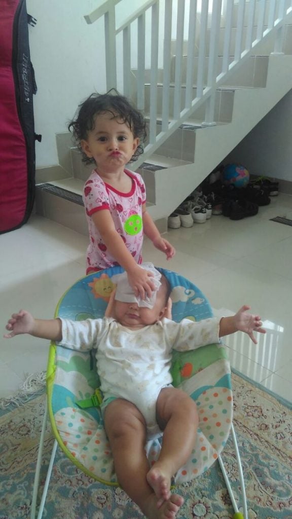 kids, funny, lol, sibling, sibling rivalry, babysitting, family, kids reactions, hold a baby, hilarious, awkward family photos, funny photos