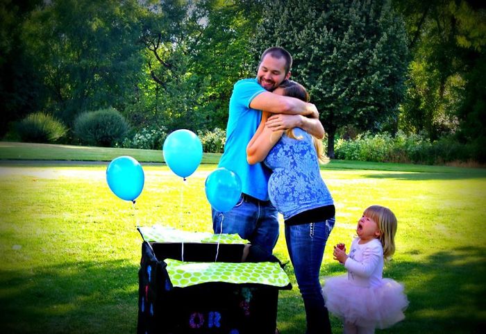 kids, funny, lol, sibling, sibling rivalry, babysitting, family, kids reactions, hold a baby, hilarious, awkward family photos, funny photos