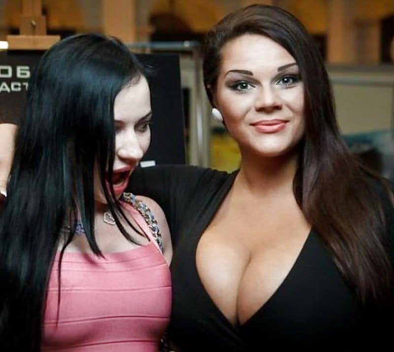 big boobs and small boobs, boobs, big boobs vs small boobs, big breast vs small, friend with big boobs, friends, funny, wedding, photobomb
