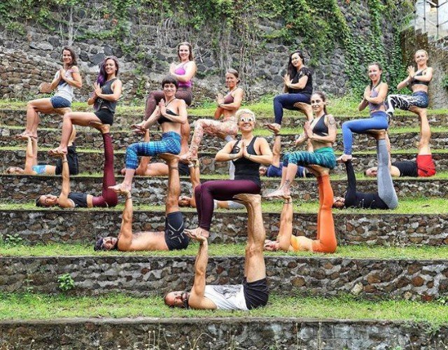 photos clicked at perfect time, perfectly timed photos funny, photography, creative, instagram, viral, best group photo, photo ideas, group photo ideas, funny photos