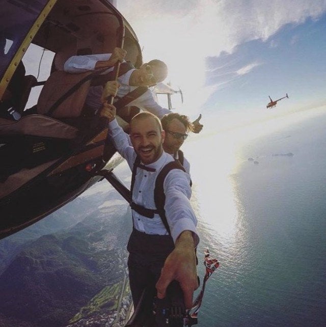 photos clicked at perfect time, perfectly timed photos funny, photography, creative, instagram, viral, best group photo, photo ideas, group photo ideas, funny photos