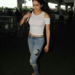 sara ali khan photo on airport