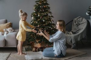 mom daughter christmas finance