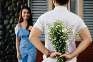dating boy trying to surprise his girlfriend