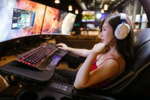 lady playing online game