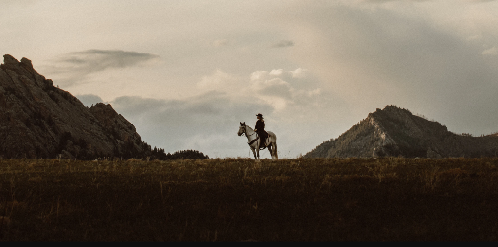 lady on the horse in the mountains
