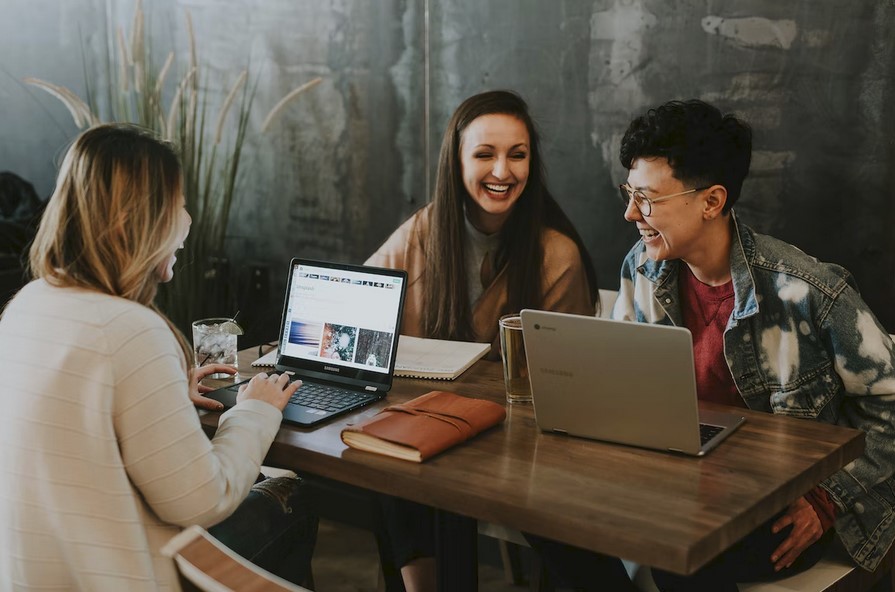 Happy employees on work | reckon talk Happy employees on work