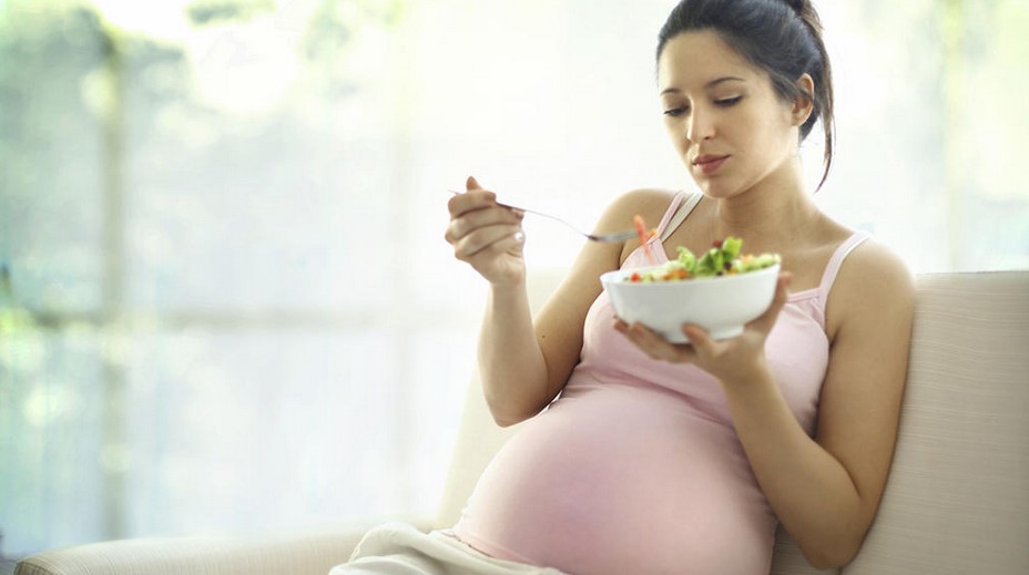 pregnant lady eating healthy fruits