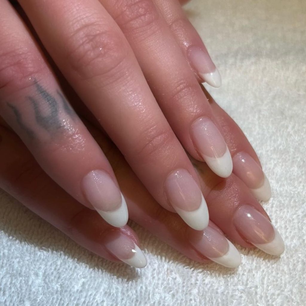 Nail art milky french