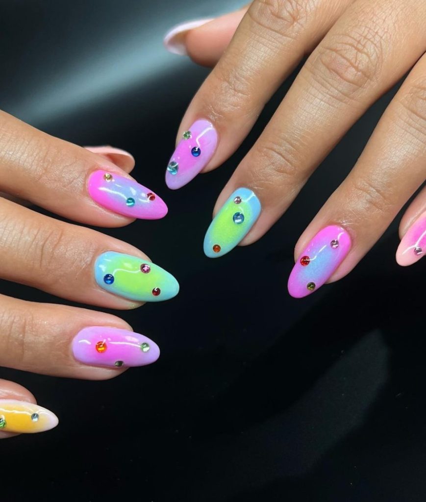 Nail art neon aura with gems