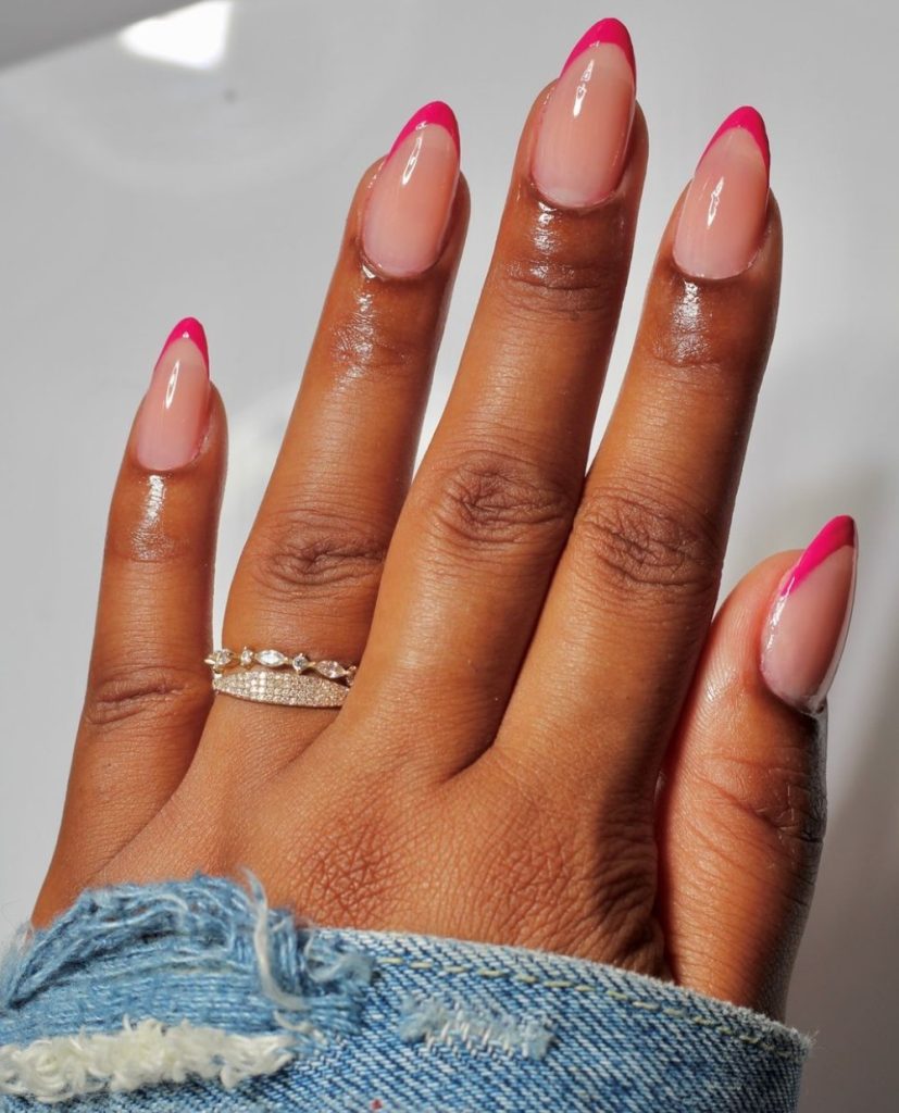 Nail art pink tips