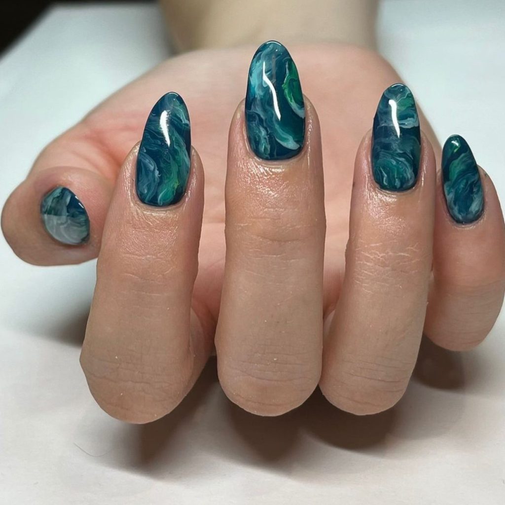 Nail art teal marble