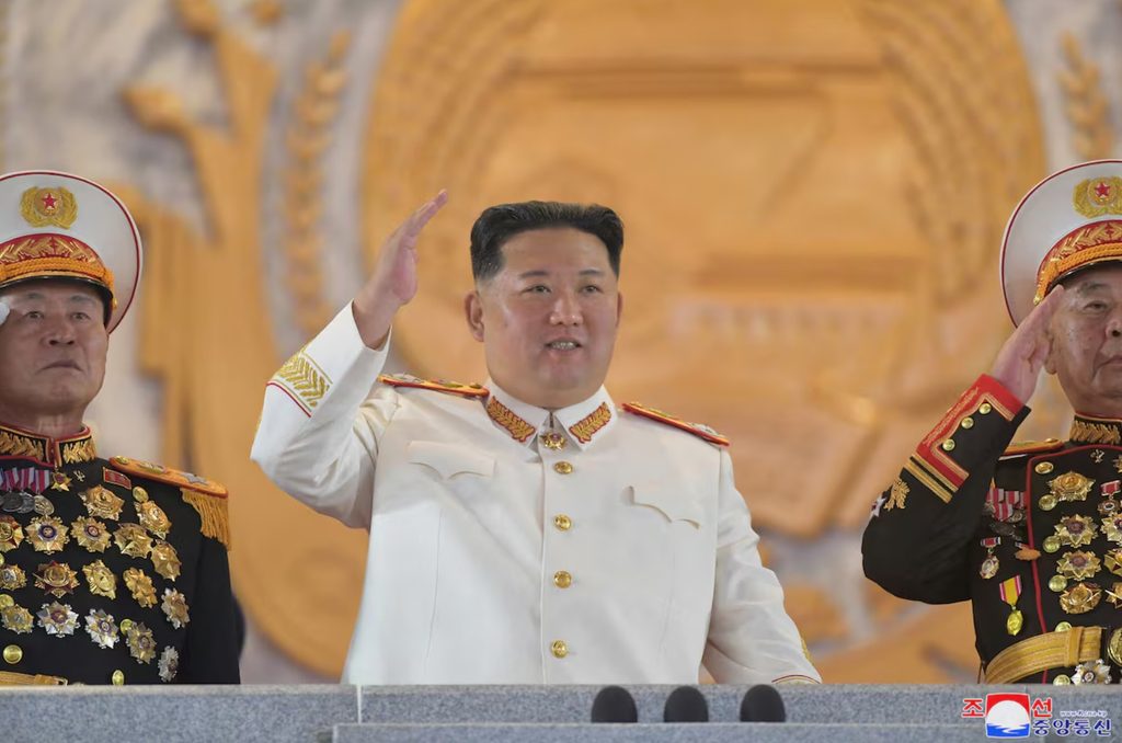 kim jong un saluting military parade